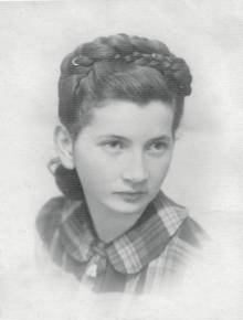 Batsheva Dagan, born 1925 as Izabella Rubinstein in Łódź. The only pre-war photo that she was able to keep. © Batsheva Dagan.