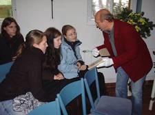 Jacob Pampuch shows pupils from Neumünster the original manuscript for "Europa im Kampf".