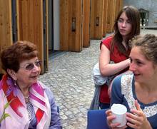 Batsheva Dagan, survivor of Auschwitz and Ravensbrück, in conversation with young people (Intergenerational forum at the Dr Hildegard Hansche Foundation, in cooperation with the Ravensbrück Memorial’s educational services, 2011).