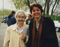 Vera Hozáková celebrates the reprinting of the anthology "Europa im Kampf" (here with Constanze Jaiser, 65th anniversary of liberation, 1998)