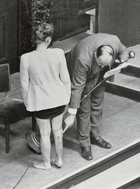 Dr. Leo Alexander zeigt auf die Narben an Jadwiga Dzidos Bein. Aufnahme vom 20. Dezember 1946 im Nürnberger Gerichtssaal. © United States Holocaust Memorial Museum.