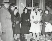 Ankunft der Zeuginnen am Nürnberger Bahnhof (2.v.li. Maria Broel-Plater Skassa, re. außen Władysława Karolewska. © United States Holocaust Memorial Museum.
