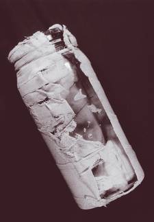 The dug out glass container. © Archive of the Museum Auschwitz.